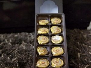 Brown box with capacity 12 pieces